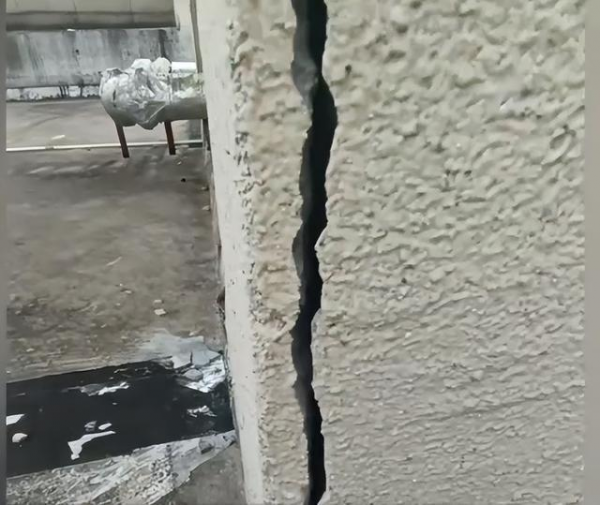 安徽一业主私挖地下室致楼房开裂，地基基础安全引人深思