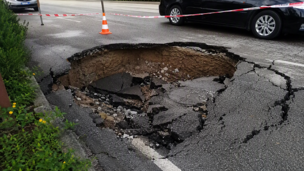 路面突然塌陷深达6米：城市道路沉降，如何从根源治未病？