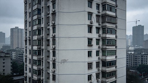 四川盆地地形约束下的楼房倾斜治理：无损可控柔性抬升纠偏技术
