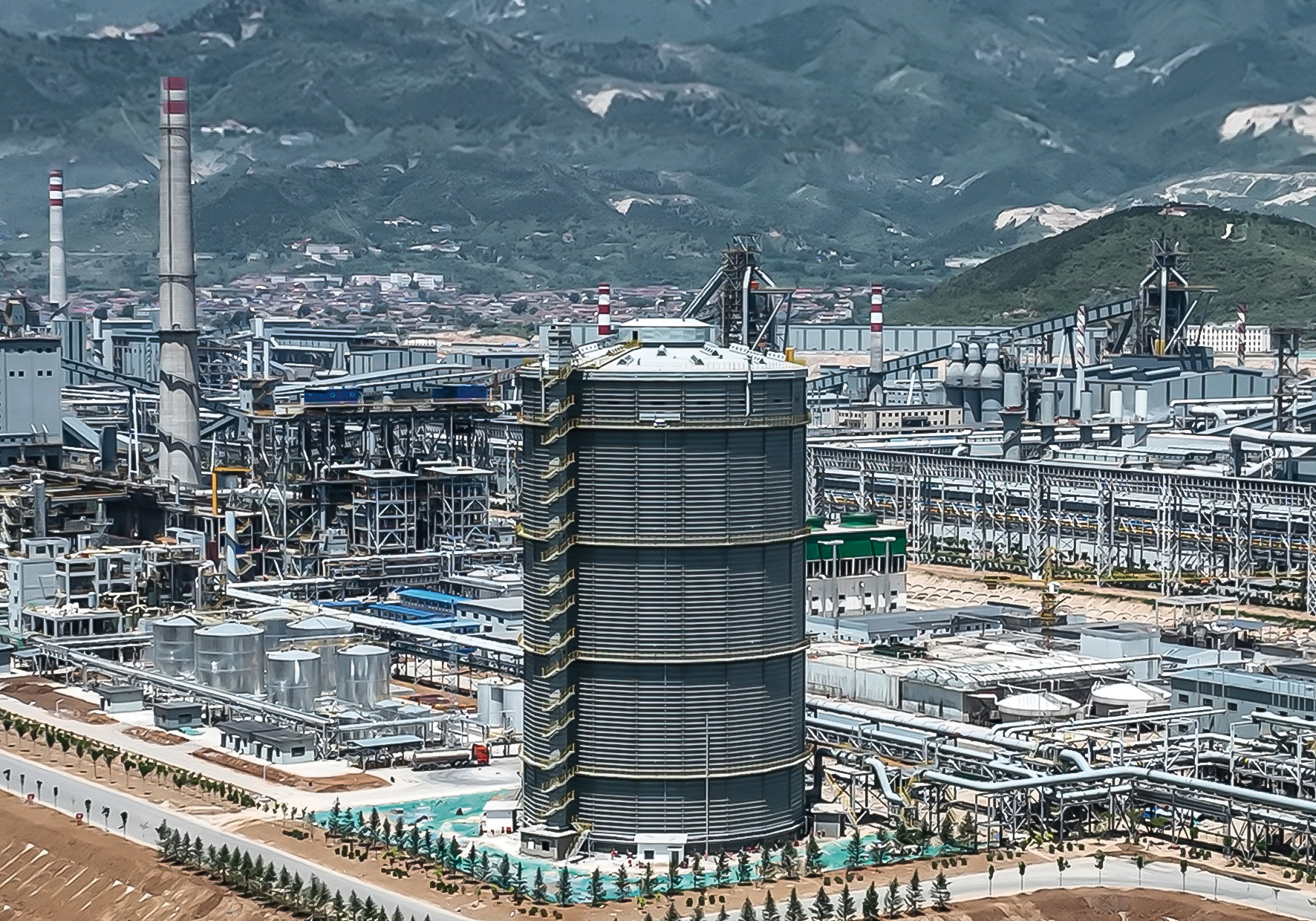 河北某世界知名钢铁集团焦炉煤气柜地基稳固和抬升纠倾工程
